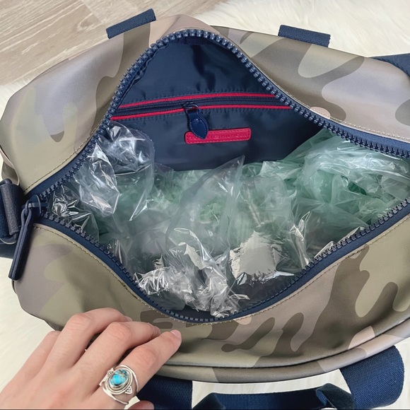 NWT 💼 Tommy Hilfiger Weekender Camo Blue Green Bag Comfort Bag - Picture 3 of 4